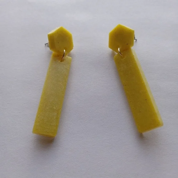 Yellow resin earrings - Picture 1 of 4